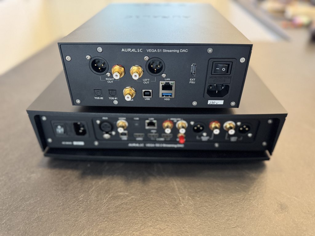 Auralic Vega G2.2 vs. Vega S1 von hinten - Rückseite