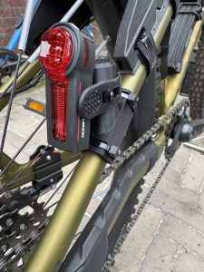 Bambu Lab H2D Druck einer Halterung für das Fahrrad Rücklicht