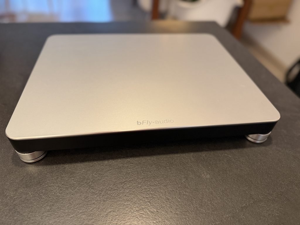 bFly-audio BaseTwo von unten mit Pro-Füßen im Test