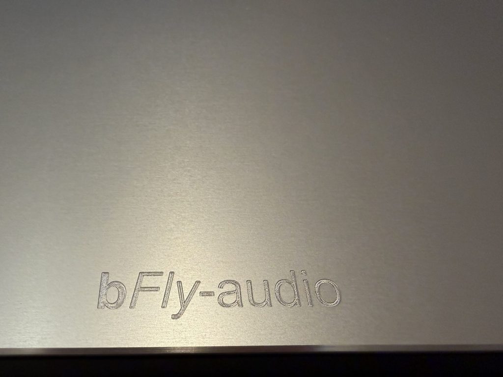 bFly-audio BaseTwo Aluminiumplatte mit Logo
