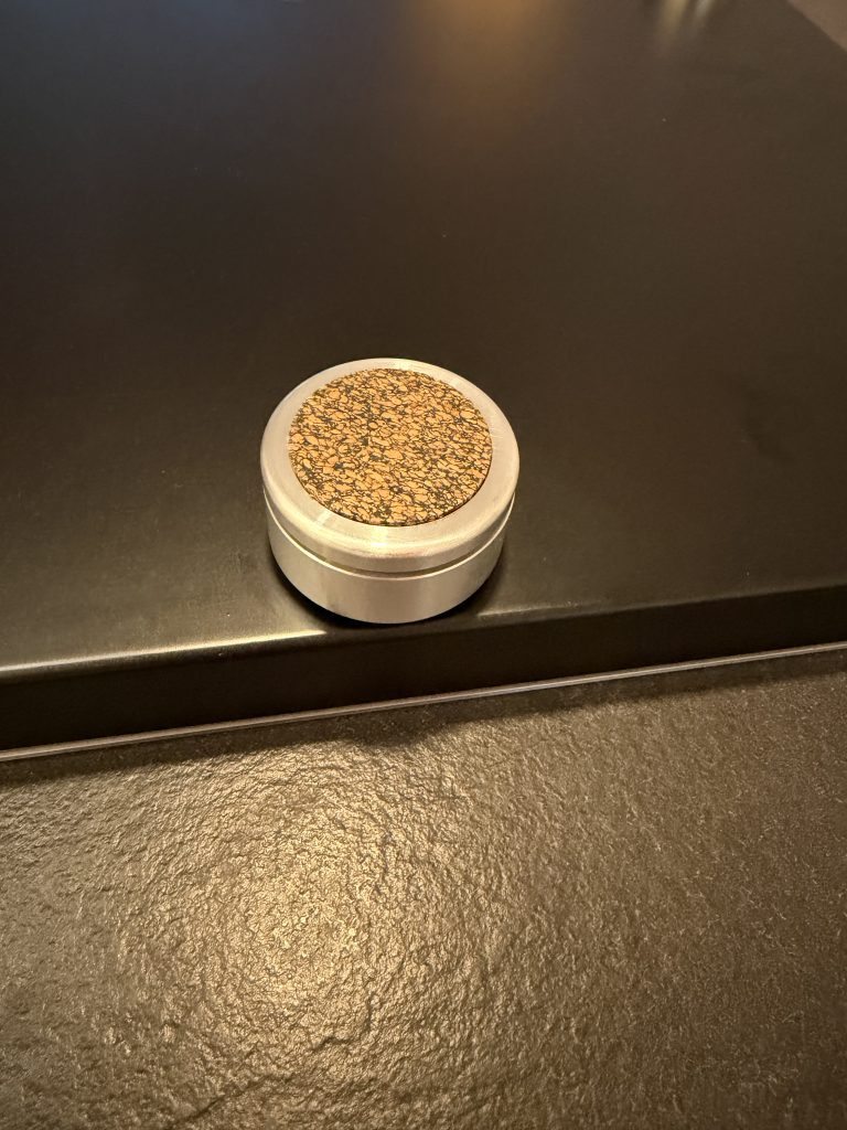 bFly-audio BaseTwo von unten mit Pro-Füßen