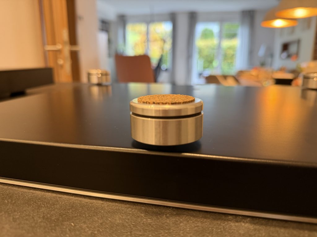 bFly-audio BaseTwo von unten mit Pro-Füßen im Test