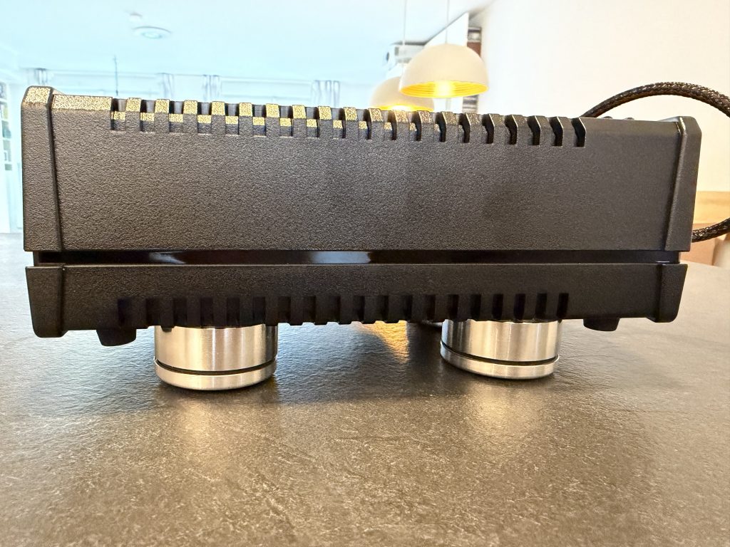 bFly-audio PURE Absorber im Test am Booster Netzteil