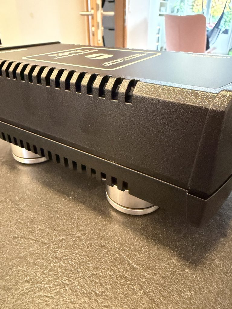 bFly-audio PURE Absorber im Test am Booster Netzteil