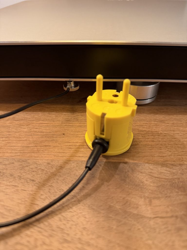 bFly-audio PowerBase - Absorberbasis im Test mit Erdungsmodul