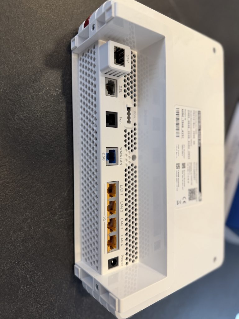 FRITZ!Box 5690 Pro alle Anschlüsse