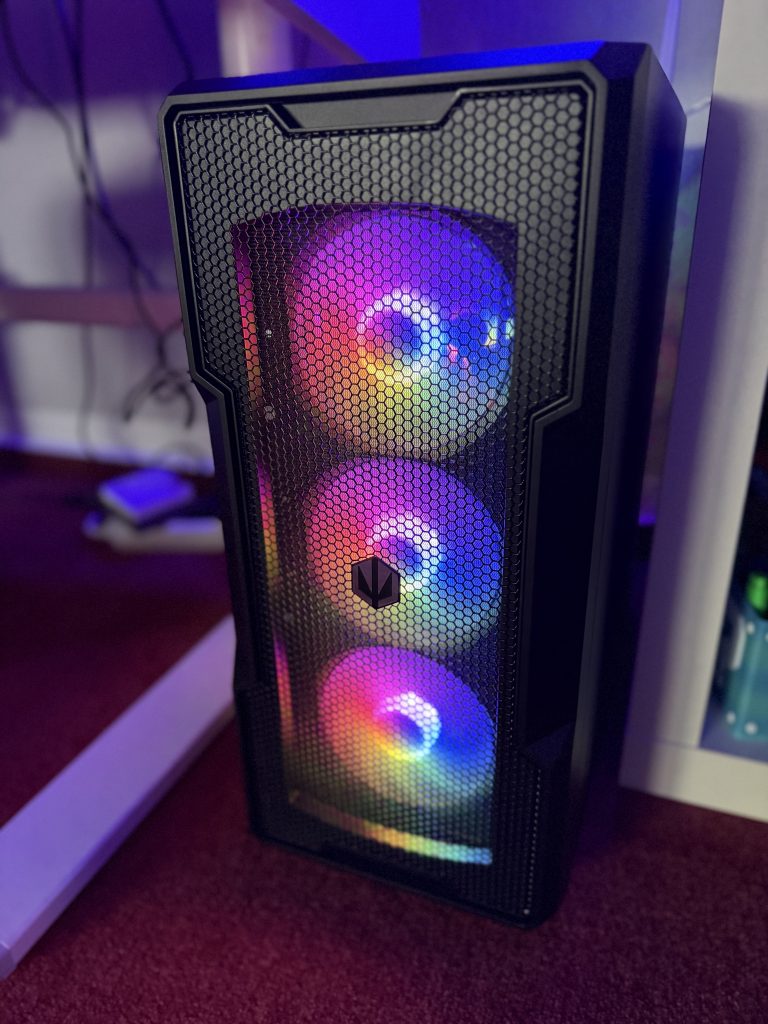 Gaming-PC mit 3 Lüftern mit RGB-Beleuchtung
