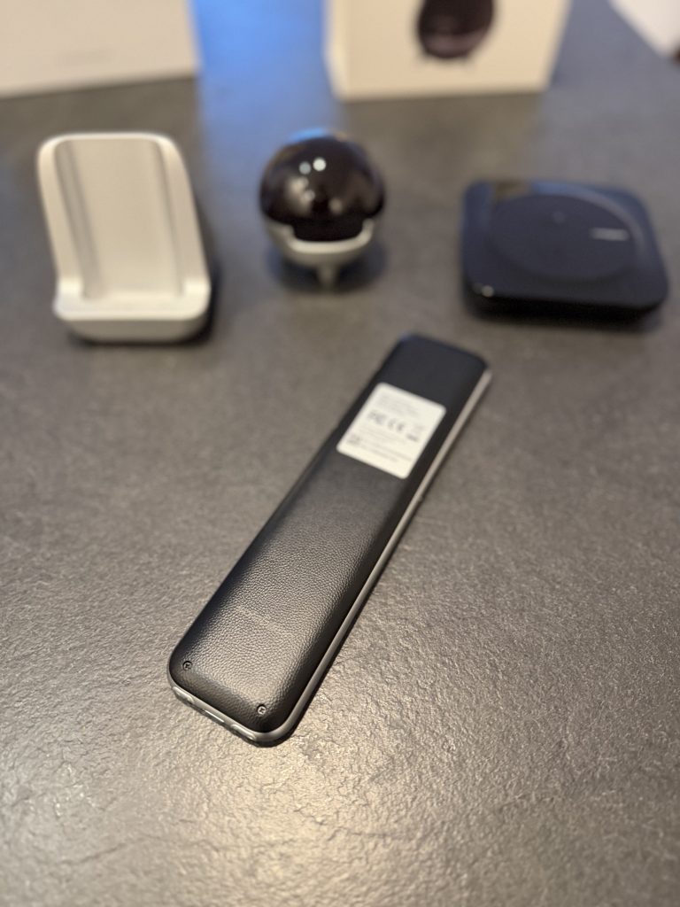 Sofabaton X2 Rückseite mit Ladeschale und Hub