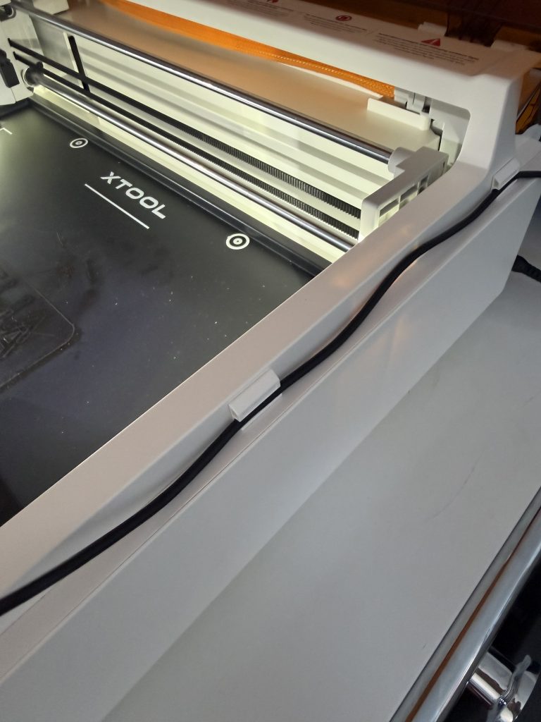 xTool M2 Rotationsmodul - Verlegung des Kabels